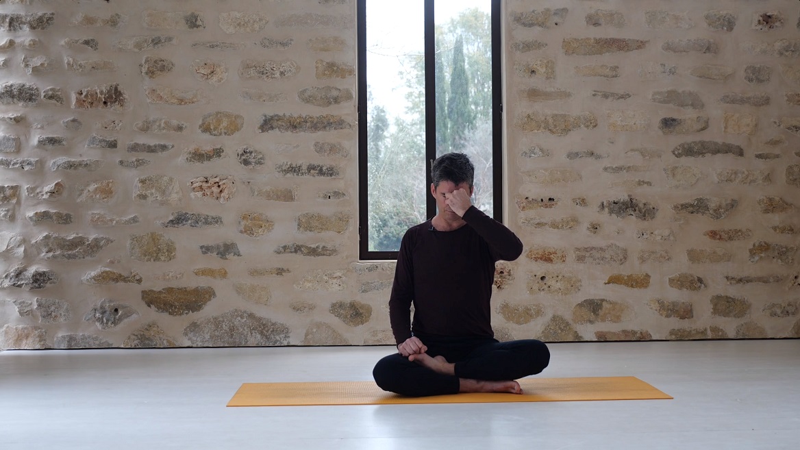 להתחבר מחדש לנשימה עם אימון פראניאמה- 9 תרגול פראניאמה מלא